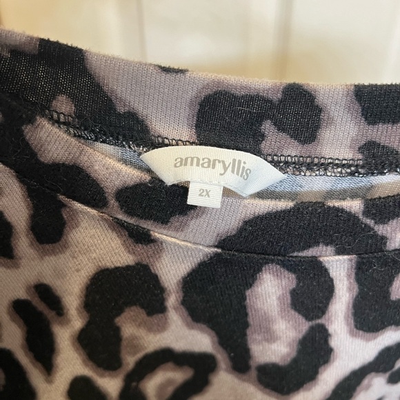 Amaryllis plush knit long sleeve tee with split hem - Picture 3 of 3